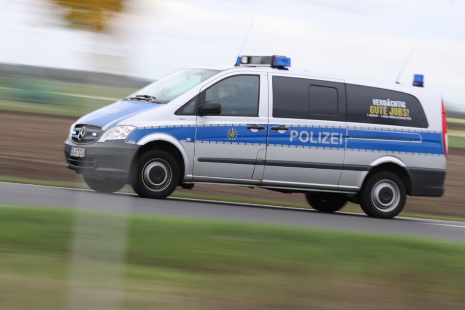 Die Polizei durchsuchte das Grundstück des Mannes. (Symbolbild)
