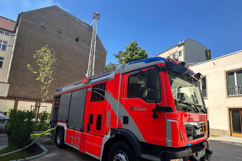 Das Feuer ist auf einer Dachterrasse ausgebrochen und hat sich in die darunter liegende Konstruktion gefressen.