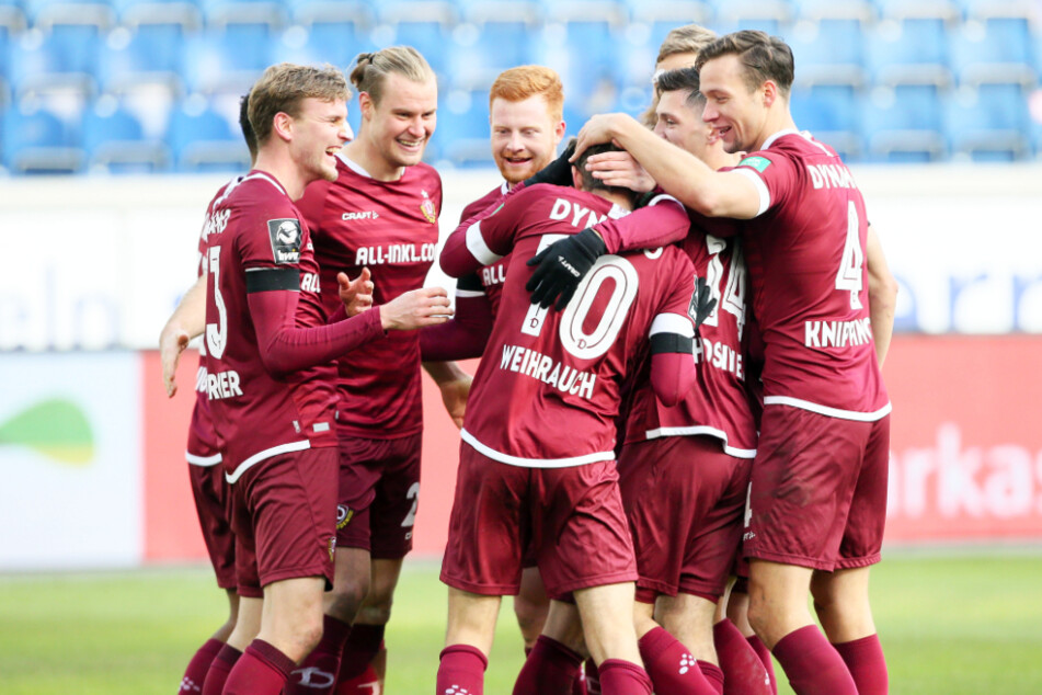 Jubel bei den Spielern! Dynamo feierte in Duisburg den vierten Sieg in Folge.