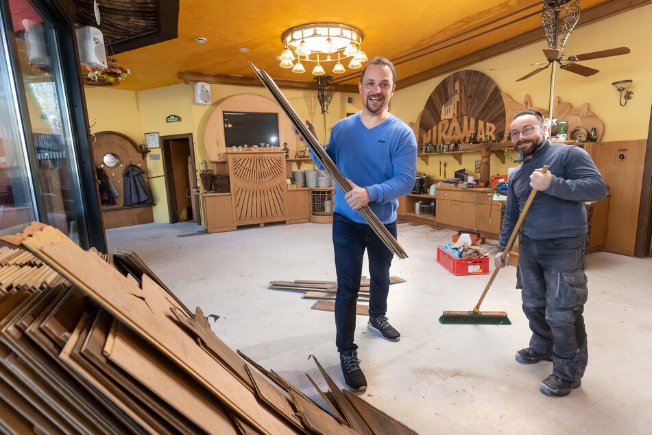 Chef André Gruhle (46) und Techniker Danny Wiedemann (45) tauschen den Fußboden im "Miramar" aus.