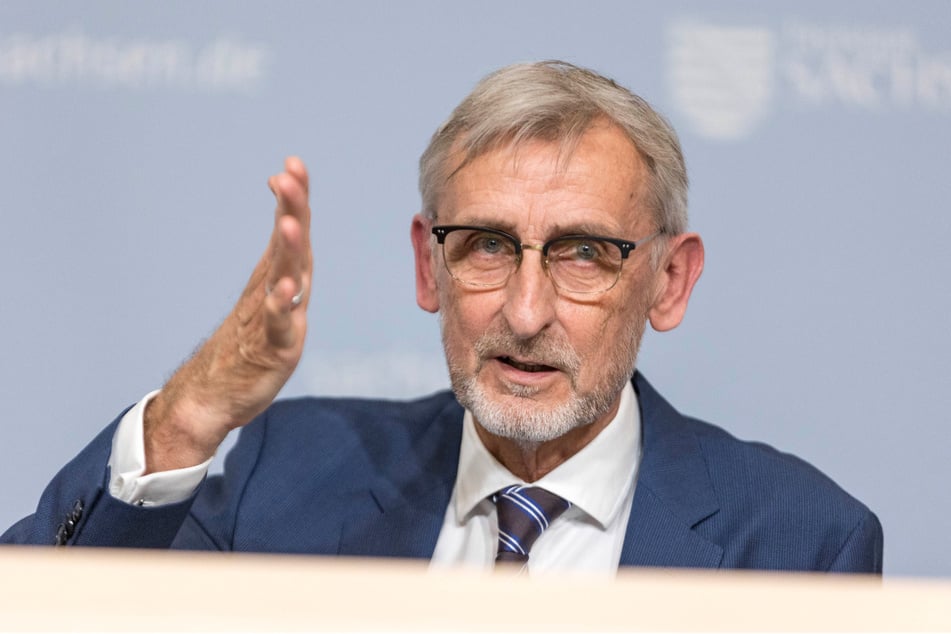 Innenminister Armin Schuster (64, CDU) ist zufrieden. Die Kriminalität in Sachsen ging weiter zurück.