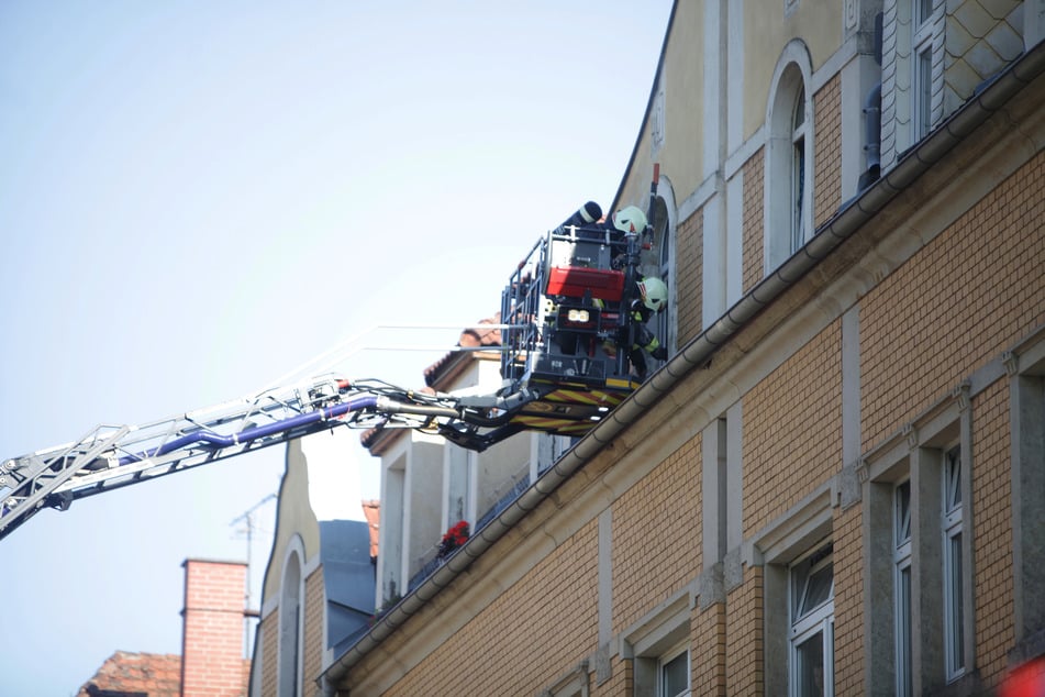 Mit der Drehleiter verschaffte sich die Feuerwehr Zutritt zur Wohnung.
