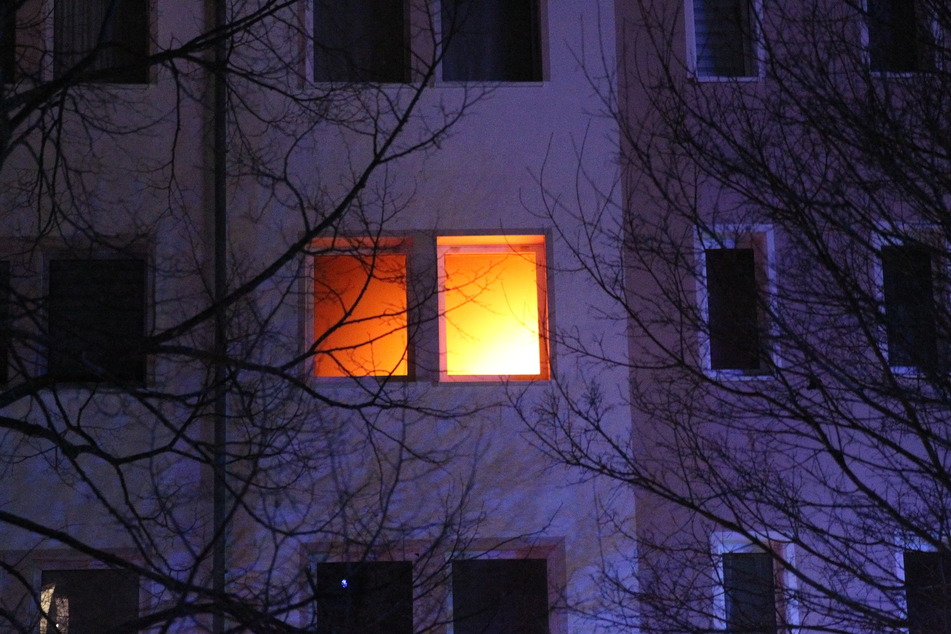 Durch das Feuer war die Wohnung hell erleuchtet.