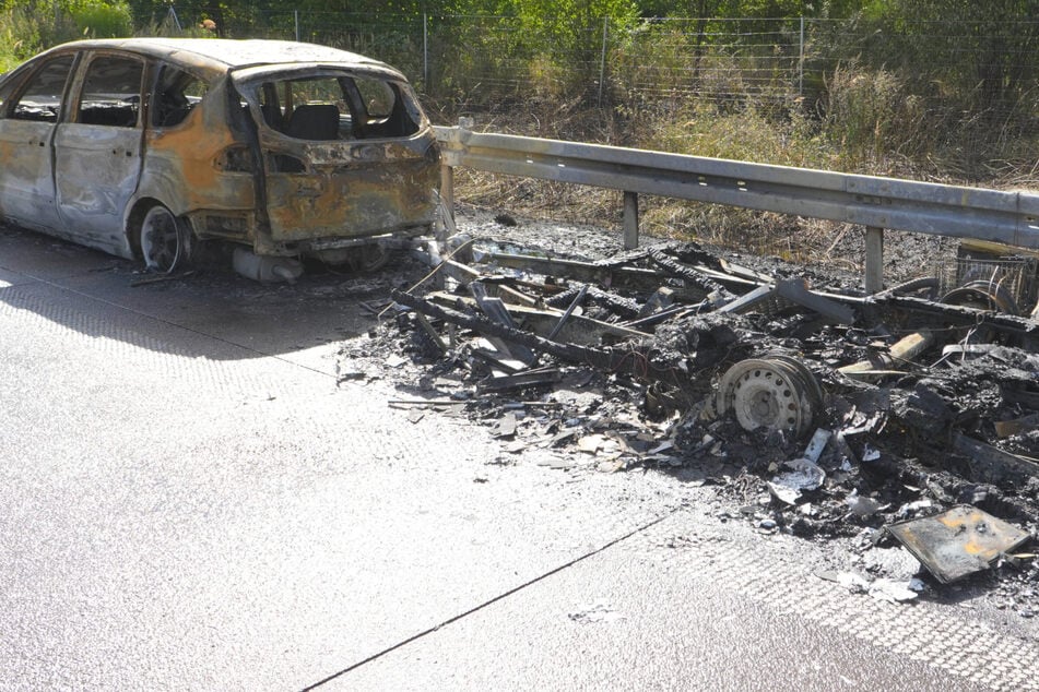 Unfall A9: Auto und Wohnwagen brennen auf A9 komplett aus! Feuerwehr verhindert Waldbrand