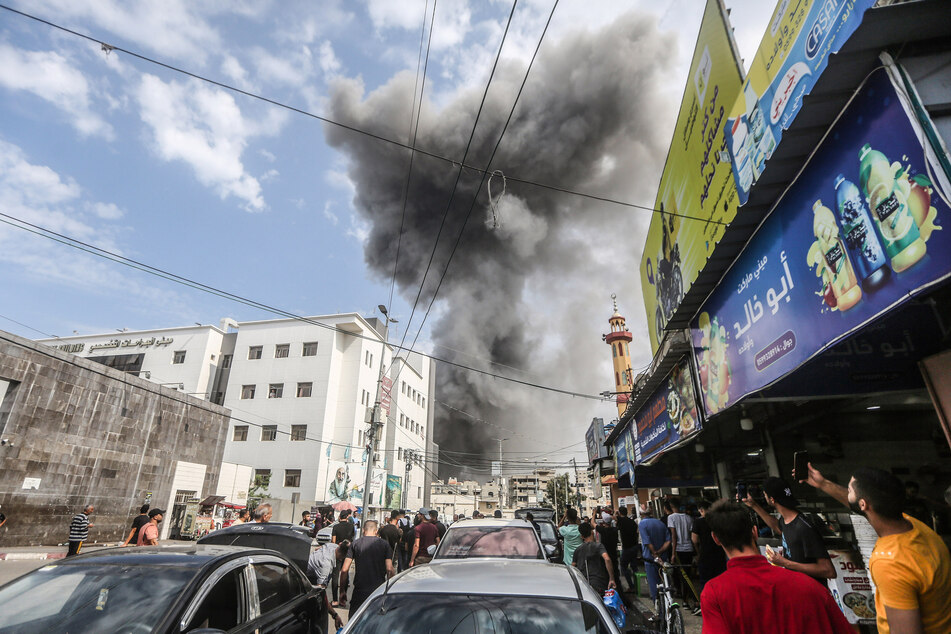 Dichter Rauch steigt nach einem israelischen Luftangriff auf die Soussi-Moschee.