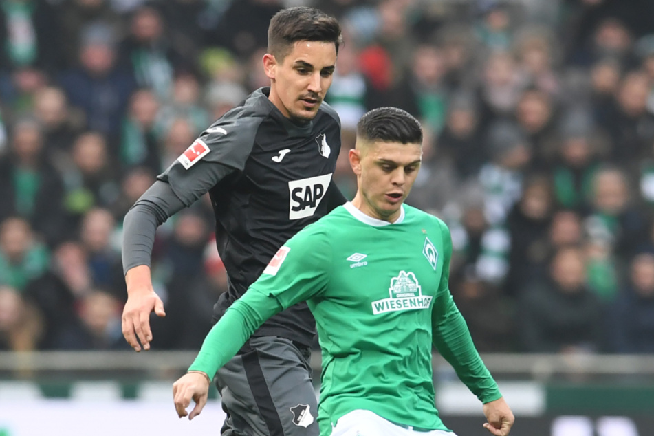 Bremen, 26. Januar: Hoffenheims Benjamin Hübner (links) im Kampf mit Bremens Milot Rashica.