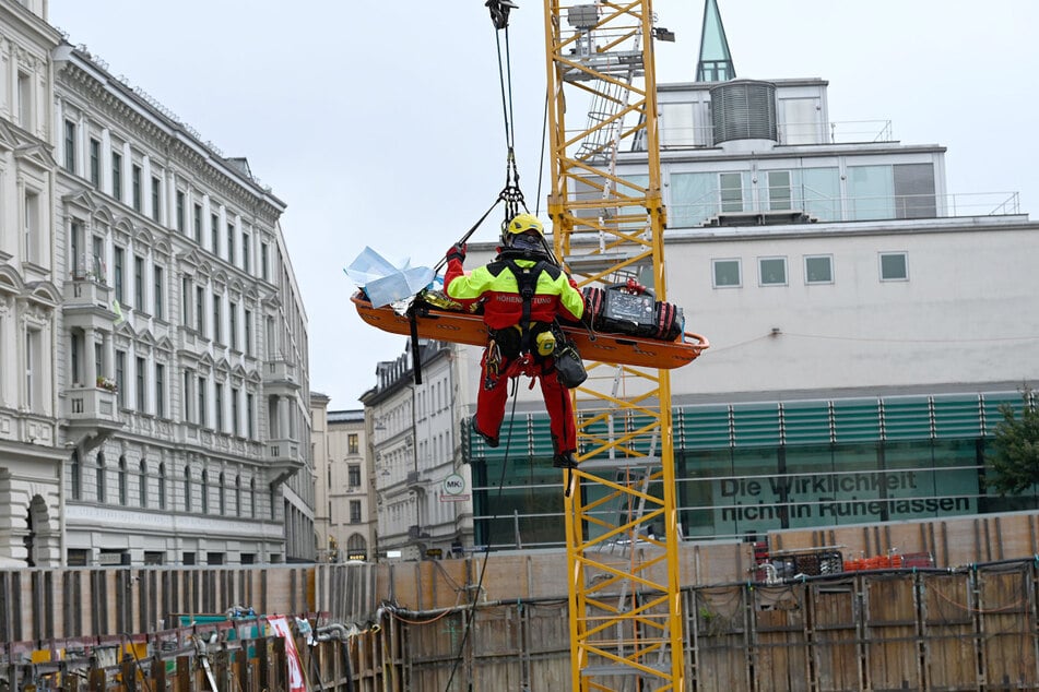 Höhenretter brachten den Verletzten zurück an die Oberfläche.