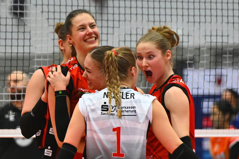 Teresa Ziegenbalg (19) und Patricia Nestler (24, v.r.) ließen ihren Emotionen freien Lauf.