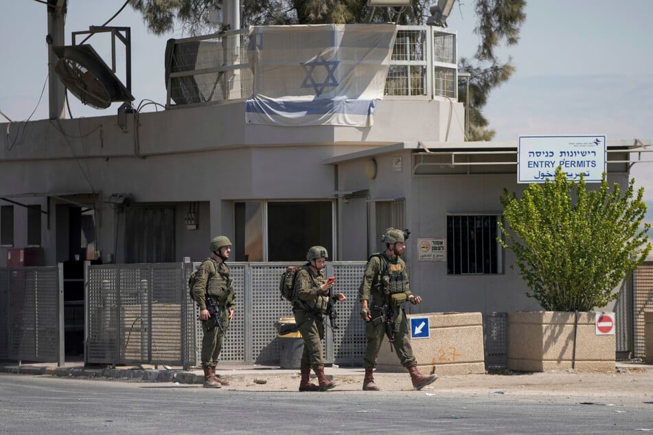 Israelische Soldaten stehen in der Nähe des Ortes eines tödlichen Schusswechsels Wache.