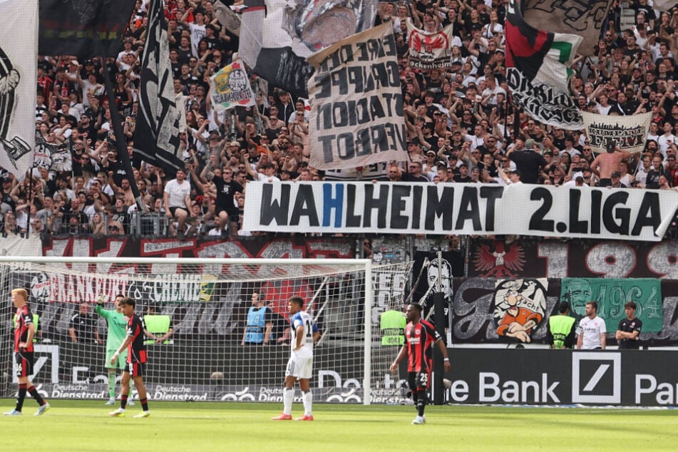 Einige Fans von Eintracht Frankfurt machten sich beim Bundesliga-Spiel am Samstag über den Gegner HSV lustig. Die Aktion ging nach hinten los.