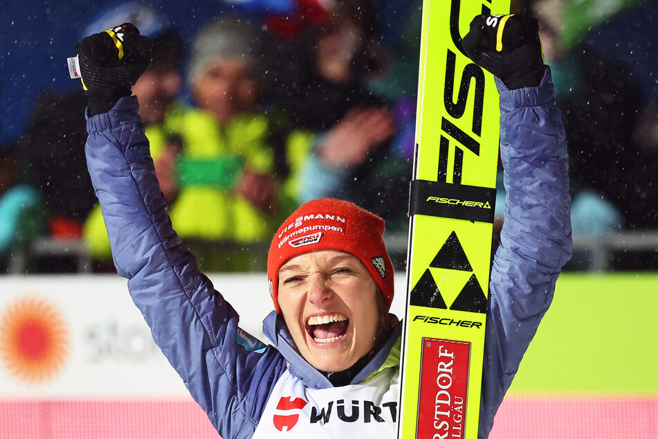 Katharina Althaus (26) freut sich über ihre nächste WM-Medaille!