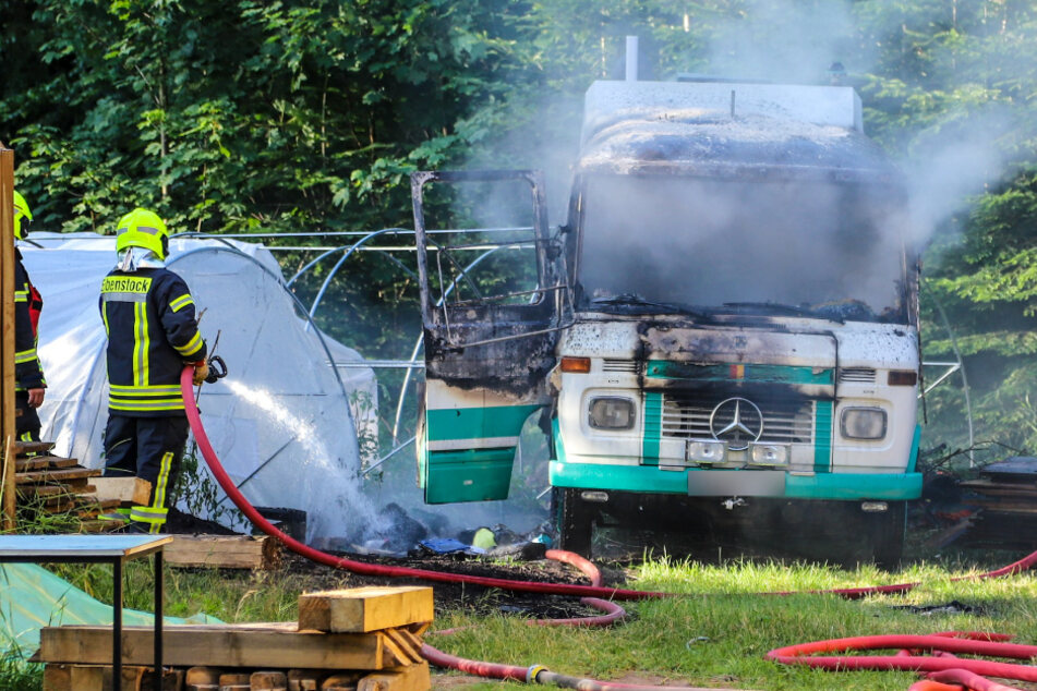 Feuerwehreinsatz im Erzgebirge: Wohnmobil abgefackelt