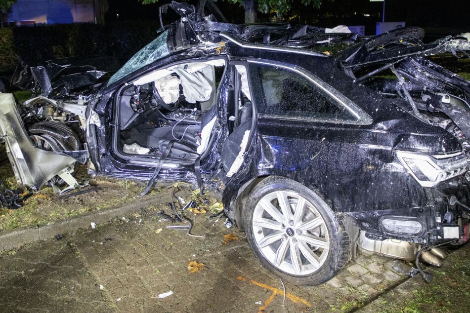 Der Audi war mit mehreren Bäumen kollidiert und schließlich gegen einen weiteren Baum gekracht, an dem der Wagen dann stehenblieb.