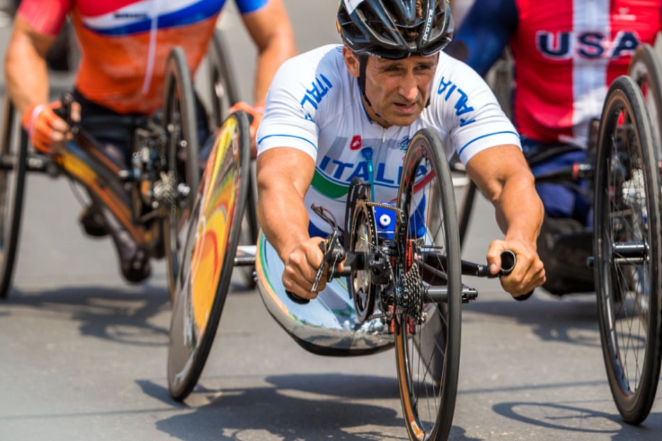 Der Italiener Alessandro Zanardi nimmt am Paralympischen Straßenrennen der Herren H5 in Pontal teil. (Archivbild)
