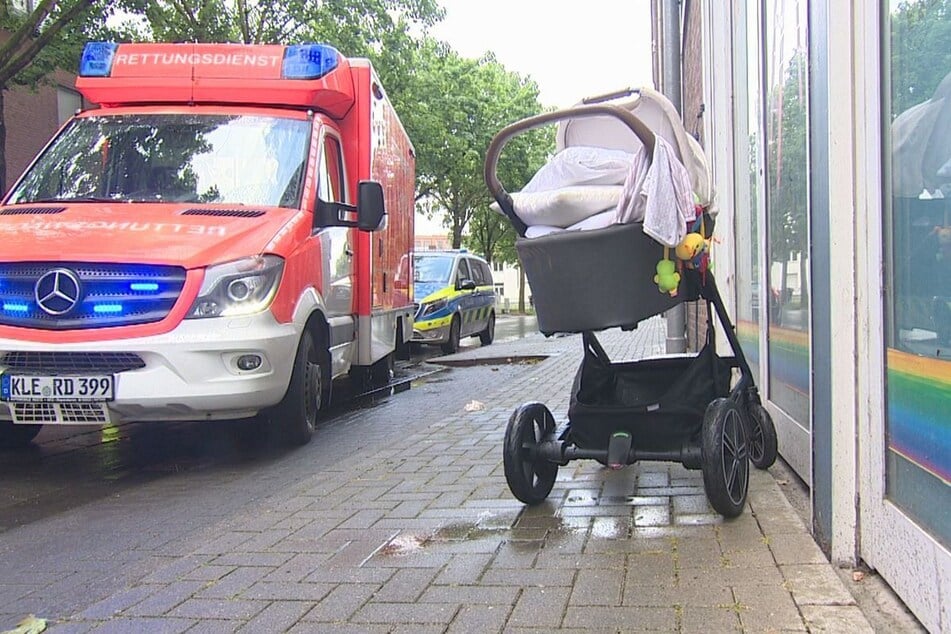 Völlig durchnässt steht der Kinderwagen nach seiner Bergung auf dem Bürgersteig.