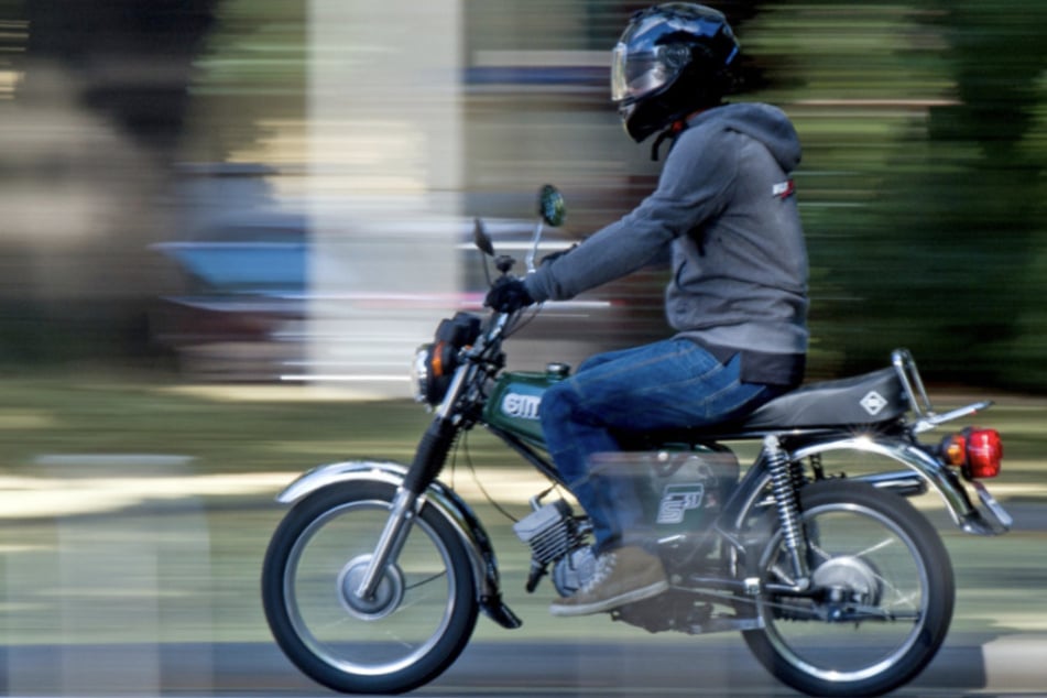 Ein Simson-Fahrer (16) flüchtete im Erzgebirge vor einer Polizeikontrolle. Er stand unter Drogen. (Symbolbild)