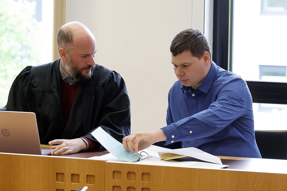 Stadtratsmitglied Robert Andres (34, Pro Chemnitz/Freie Sachsen, r.) erschien gestern mit seinem Verteidiger Martin Kohlmann (46) vor Gericht.