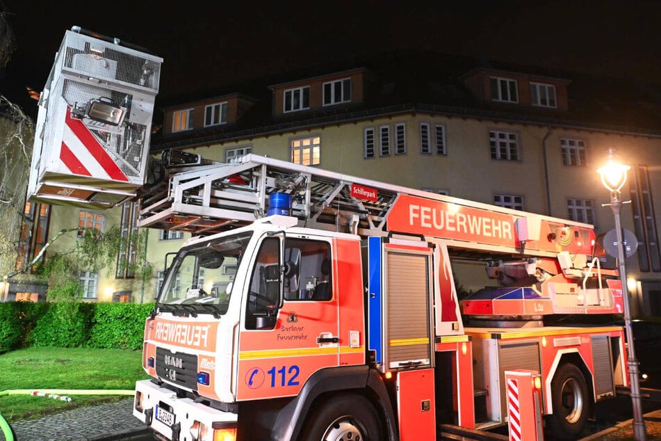 Die Feuerwehr ist mit 57 Kräften am Brandort in Berlin-Reinickendorf im Einsatz gewesen.