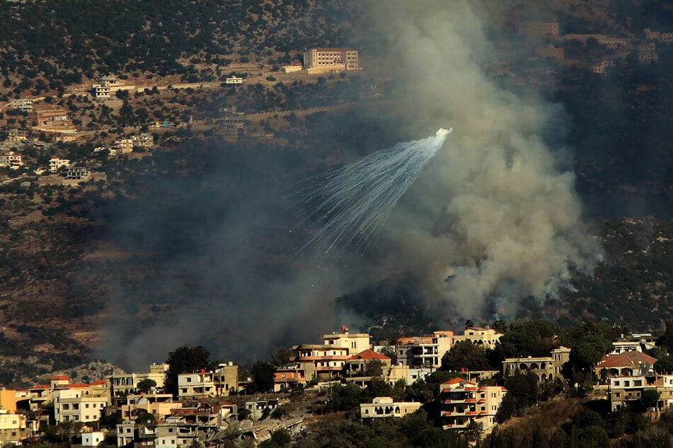 Nach schwerem israelischen Beschuss steigt Rauch im Südlibanon auf.