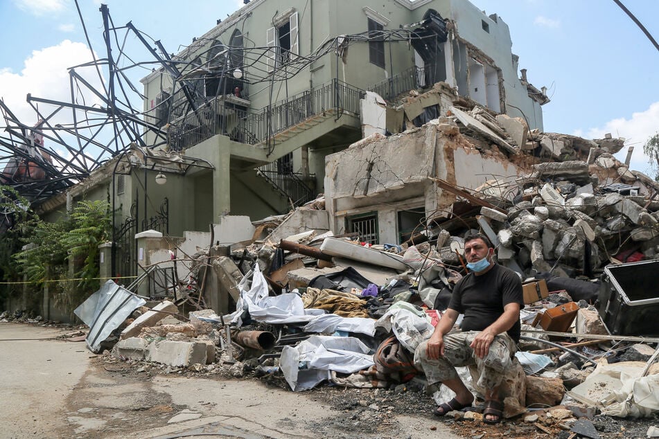 Libanon, Beirut: Der 47-jährige aus Idlib stammende Syrer Ahmad Haj Mustapha sitzt vor den Trümmern seines Hauses, Tage nach der schweren Explosion im Hafen Beiruts.