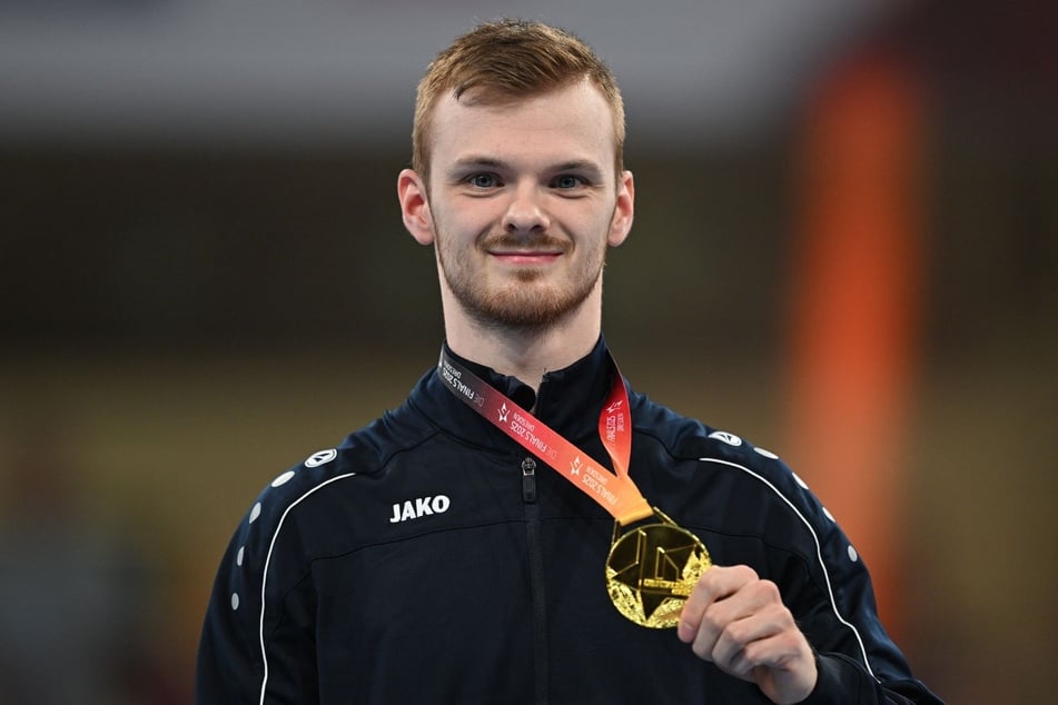 Der Cottbuser strahlt mit seiner Goldmedaille.