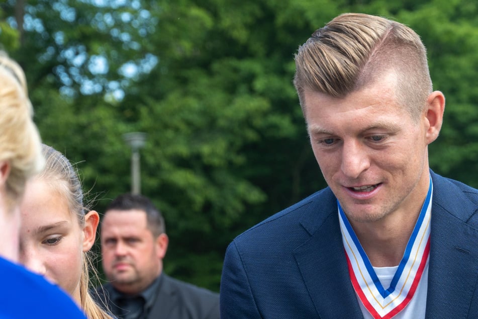 La aduana recibe en una subasta por el balón de mesa de Toni Kroos esta suma