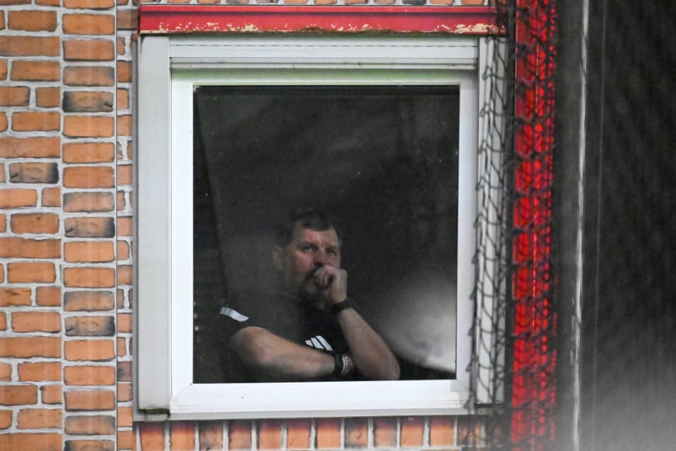 Der rotgesperrte Union-Coach Steffen Baumgart verfolgte die Partie hinter einer Fensterscheibe.