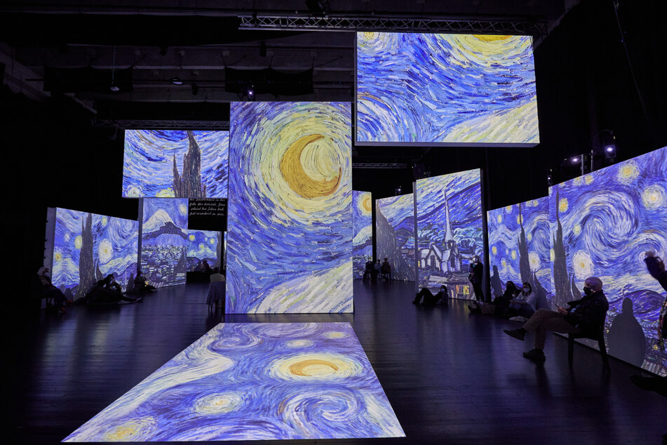 Ein Bild des Malers Vincent van Gogh wird in der Ausstellung "Van Gogh Alive" bei United Scene in Altona auf den Boden und auf Wände projiziert.