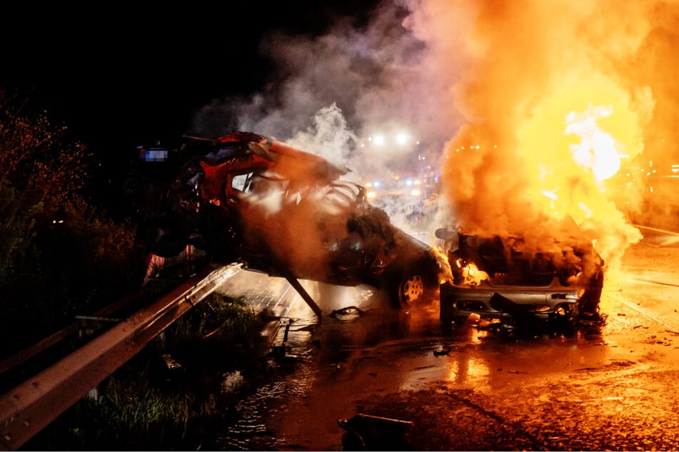 Auto steht nach Unfall in Flammen, für den Fahrer kommt jede Hilfe zu spät
