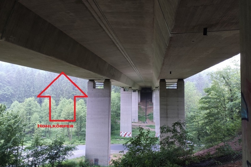DIe Party fand in einem leeren Betonhohlkörper der Autbahnbrücke statt.