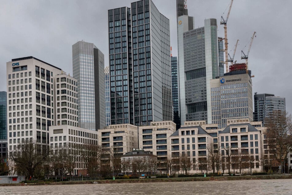 Unter Tiefdruck-Einfluss soll am Freitag von Westen her neuer Regen nach Frankfurt und Hessen ziehen. (Archivbild)