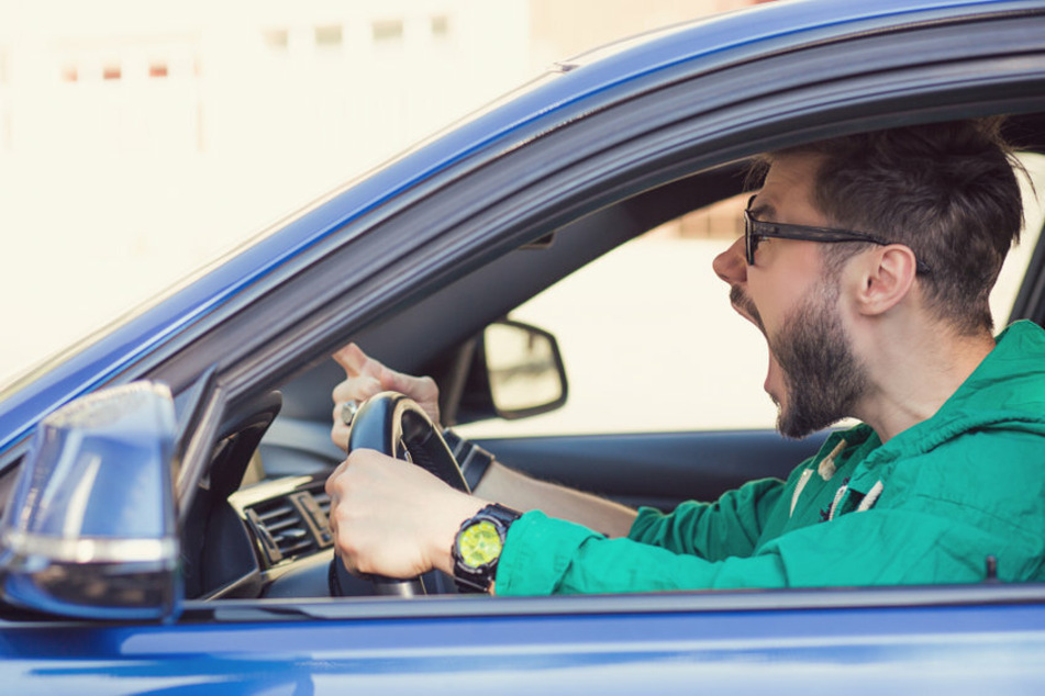Ein Autofahrer ist am Freitag in Erfurt ausgerastet und hat einem Kurierfahrer mehrfach ins Gesicht geschlagen. Er war mit der Fahrweise des Lieferanten nicht einverstanden. (Symbolfoto)