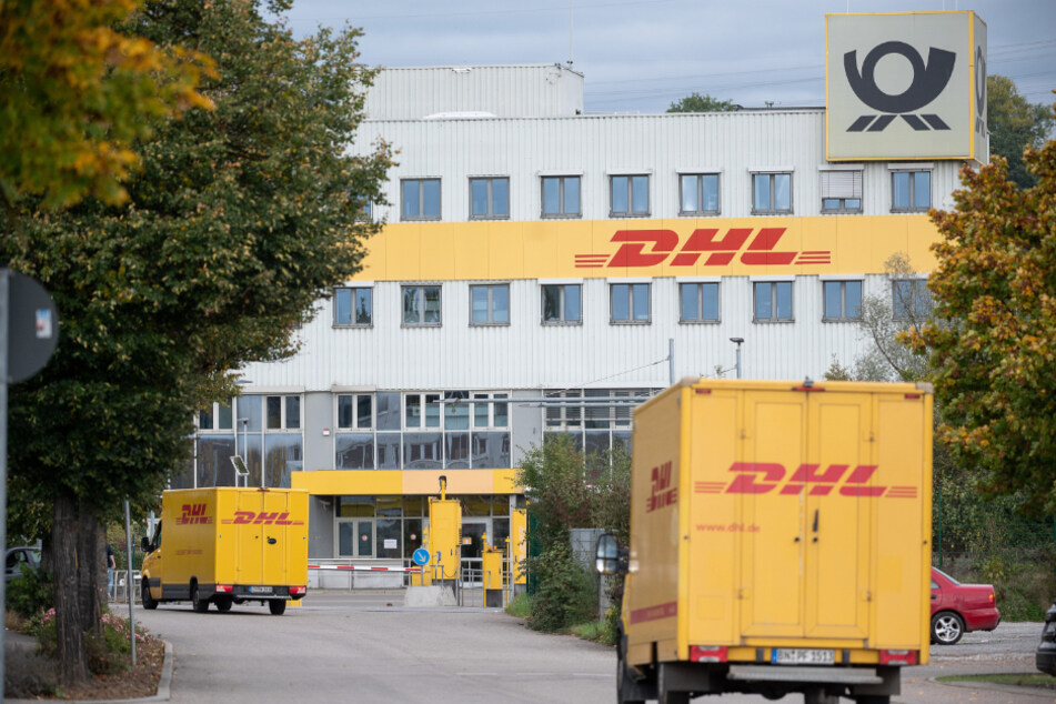 DHL-Lastwagen fahren auf das DHL-Frachtzentrum in Köngen zu. Das Frachtzentrum ist als Hotspot für die Verbreitung des Coronavirus bezeichnet worden.