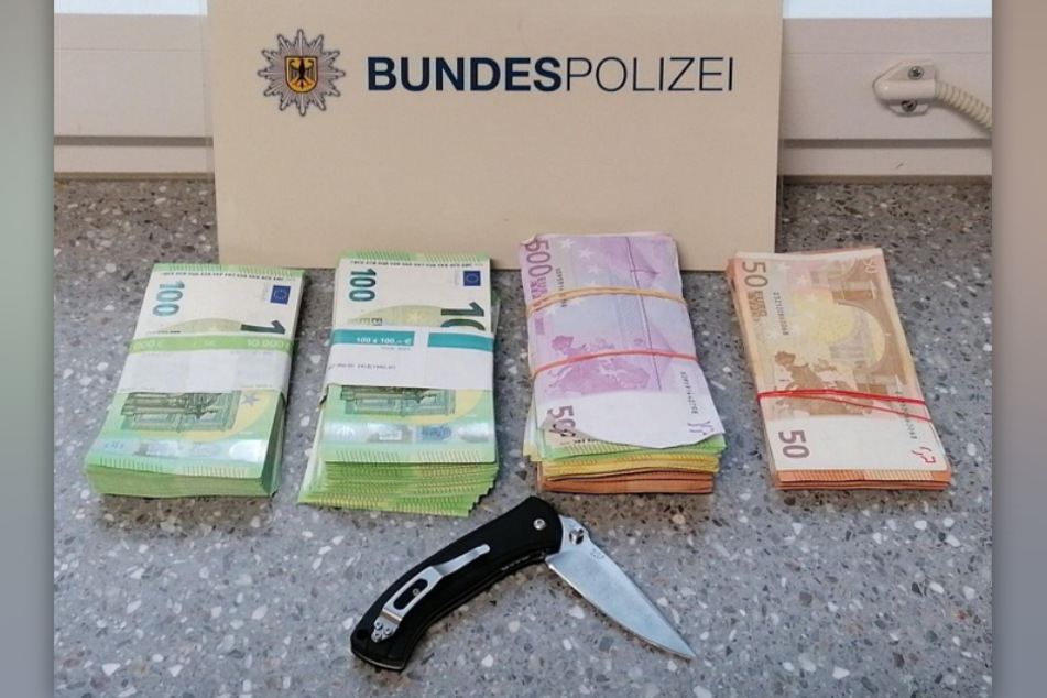 Bei der Kontrolle von zwei Kölnern auf der A61 hat sie Polizei über 35.000 Euro Bargeld und ein Einhandmesser sichergestellt.