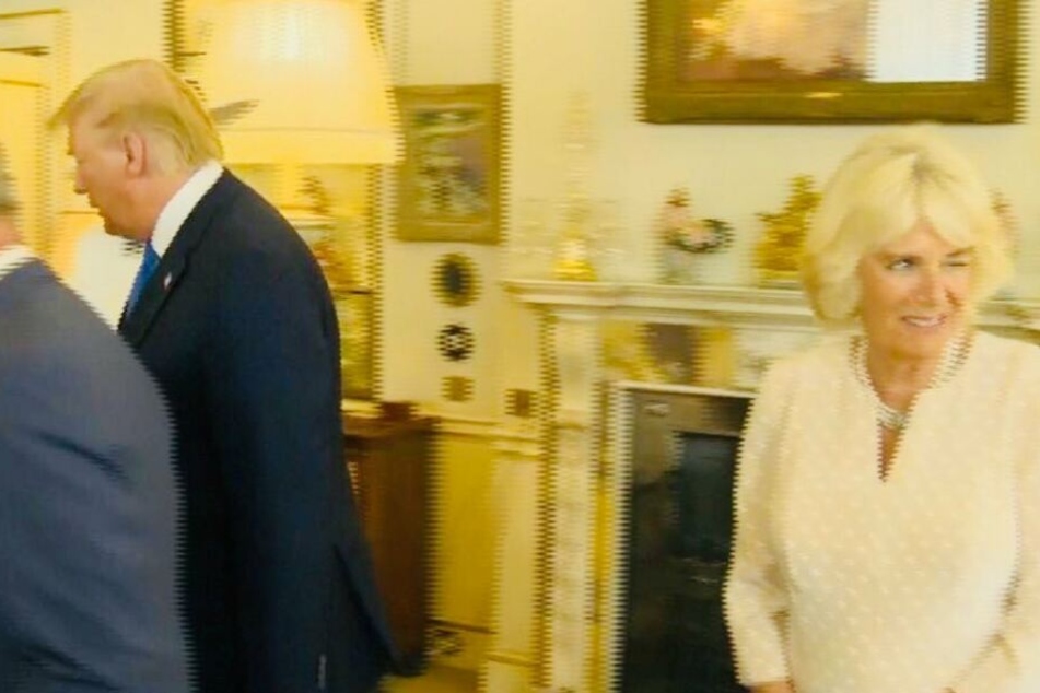 Ein Hilferuf? Oder macht sich Camilla sogar über den amerikanischen Präsidenten lustig?