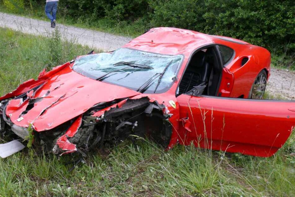 Mitten auf der Autobahn platzte der Reifen des Ferraris. (Symbolbild)