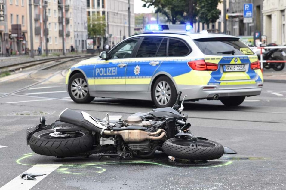 Das Unfallmotorrad lag nach dem Unglück am Boden. Die Polizei sicherte die Spuren.