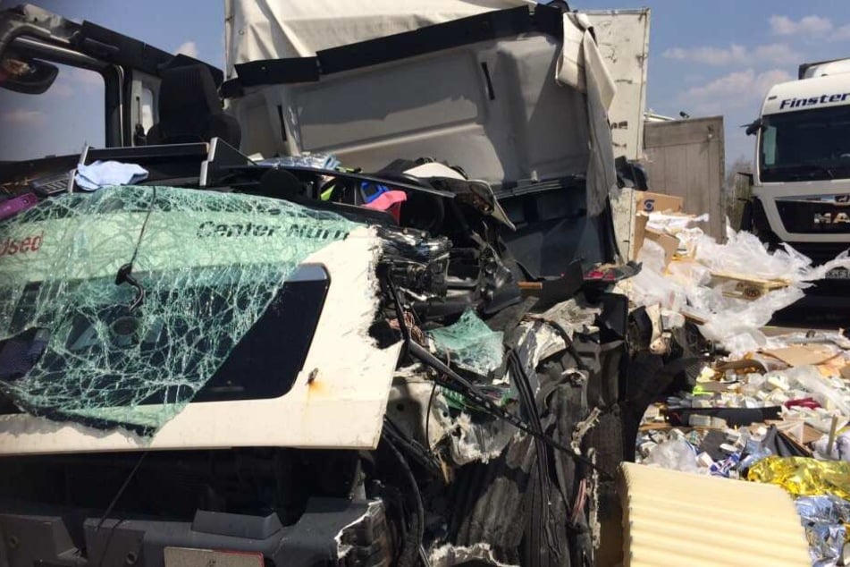 Der Fahrer konnte nur noch tot aus seinem Führerhaus geborgen werden.