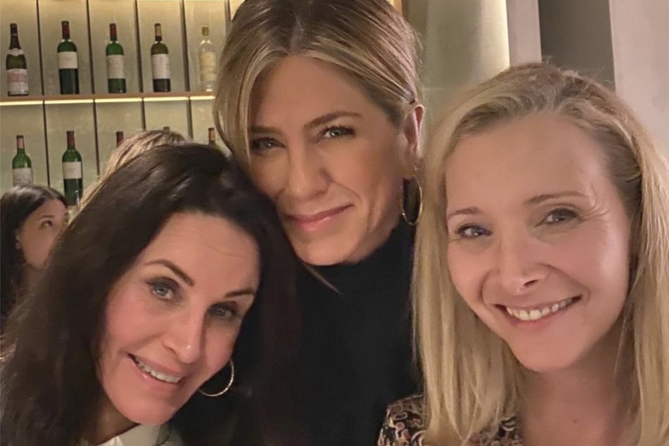 Courteney Cox (59, v.l.), Jennifer Aniston (54) und Lisa Kudrow (60) sind seit ihrer Erfolgsserie beste Freundinnen.