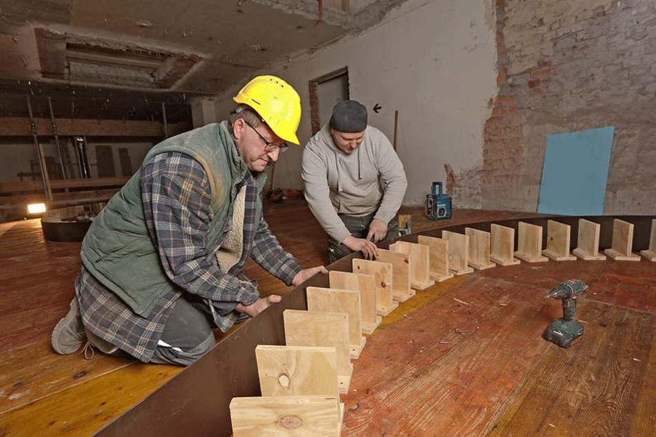 Bauarbeiter ziehen eine neue Zwischendecke im Gewandhaus-Foyer ein. Trotz der organisatorischen Probleme laufen die Arbeiten weiter.