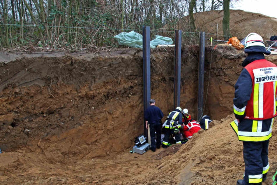 Die Einsatzkräfte trugen den Bauarbeiter aus der Grube.