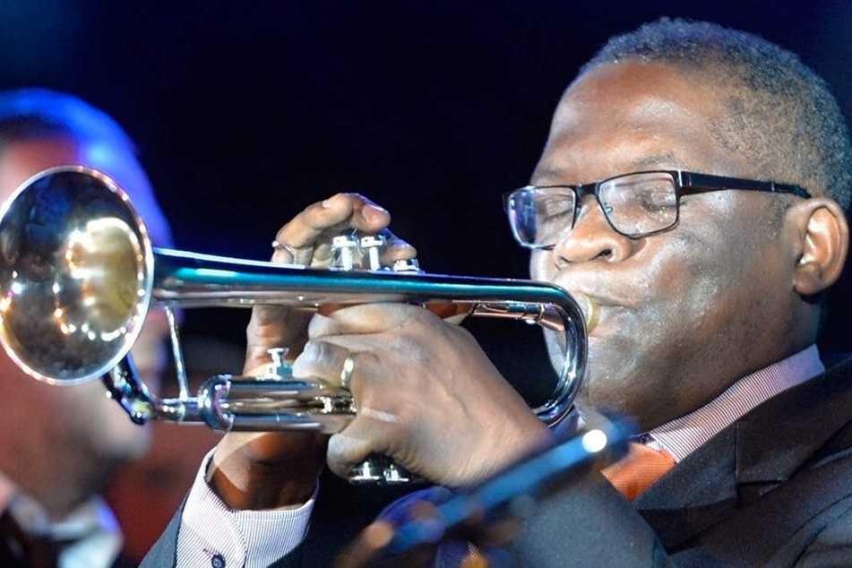 "Vertritt" Louis Armstrong auf der Jazz-Gala im Kulti: Trompeter Terrence Ngassa (44) aus Kamerun.