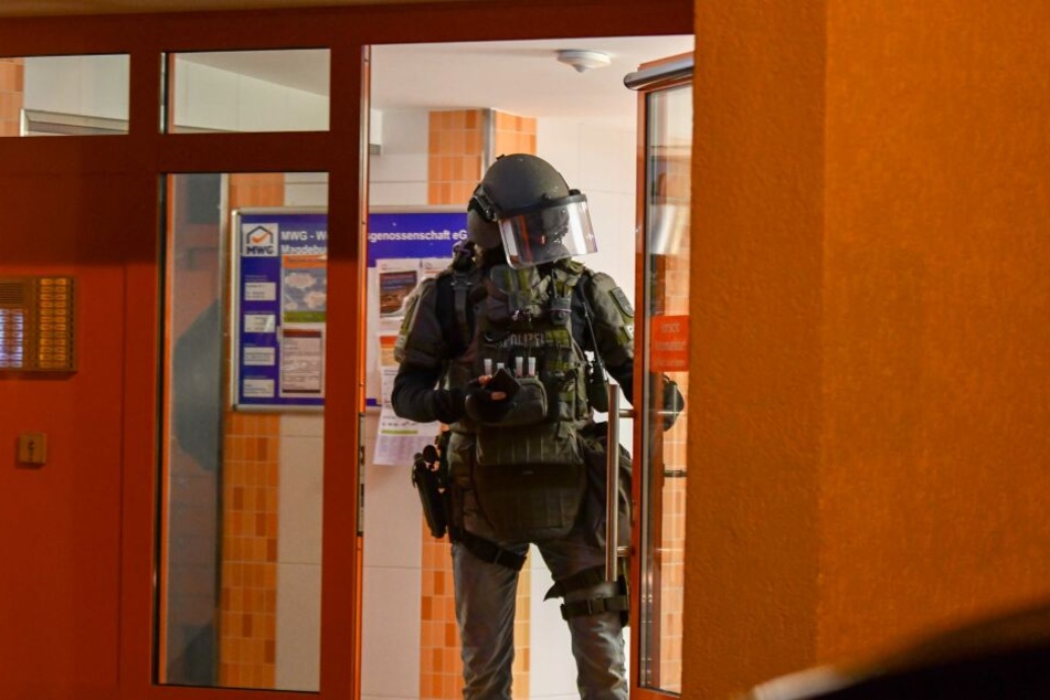 Die Beamten hatten die Wohnung eines Zwölfjährigen und seines Vaters durchsucht, nachdem der Junge vor seinen Mitschülern mit einem Foto angegeben hatte, auf dem er mit einer Schusswaffe posiert.