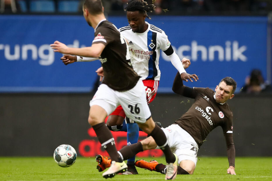 Waldemar Sobota grätscht Gideon Jung den Ball vom Fuß.