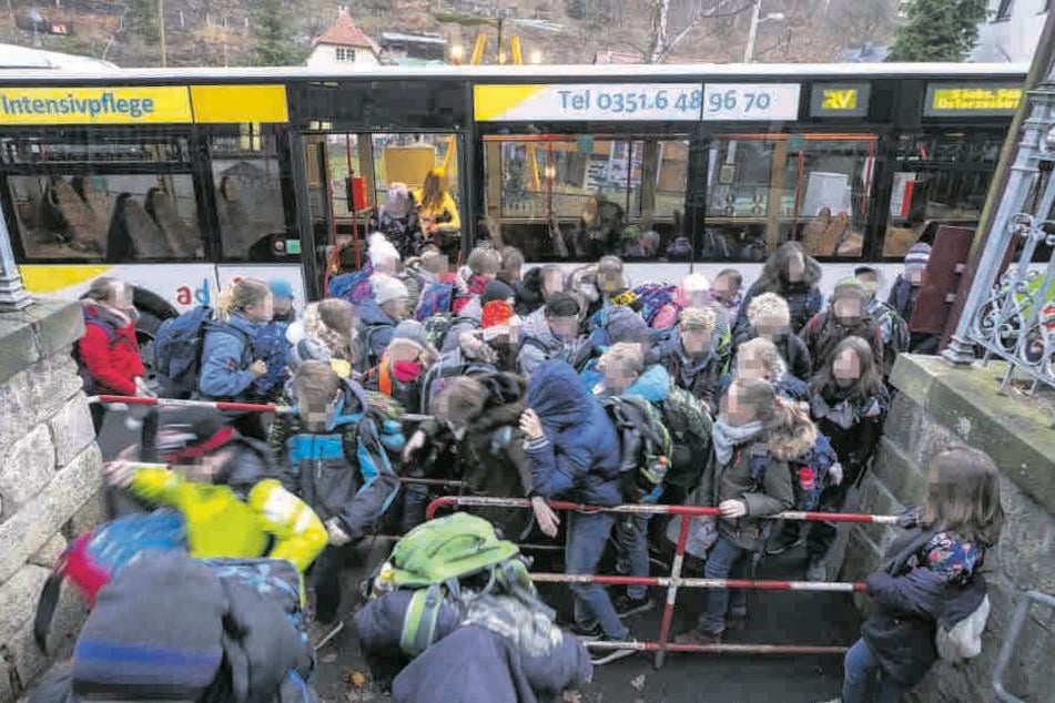 Auch beim Ausstieg herrscht unter den Schülern dichtes Gedränge.