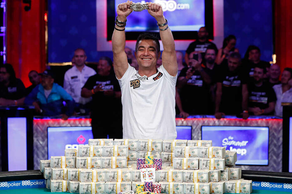 Preisgeld und Bracelet. Hossein Ensan hat sich gegen alle Konkurrenten durchsetzt und darf sich nun Weltmeister nennen.