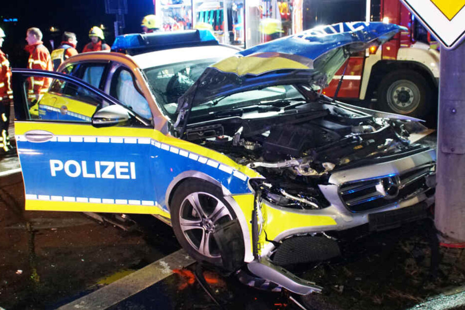 Die beiden Polizeibeamten wurden bei dem Unfall leicht verletzt.