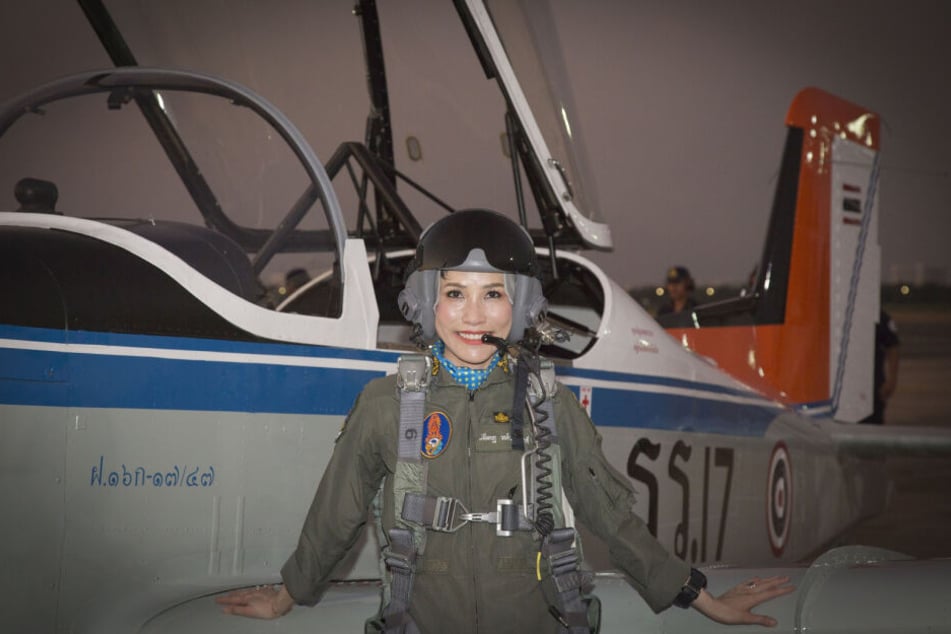 Sineenat Wongvajirapakdi trägt eine Piloten-Ausrüstung und steht neben einem Flugzeug. (Archivbild)