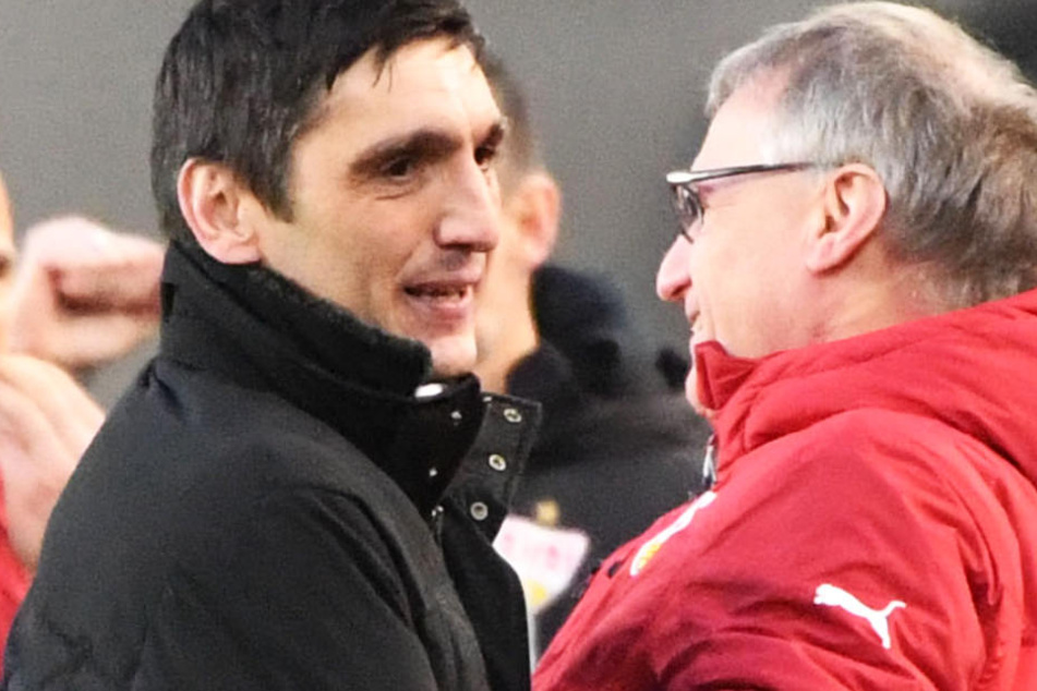 Trotz Fehlstart: VfB-Sportvorstand Michael Reschke (r.) stärkt seinem Coach Tayfun Korkut (l.) den Rücken.