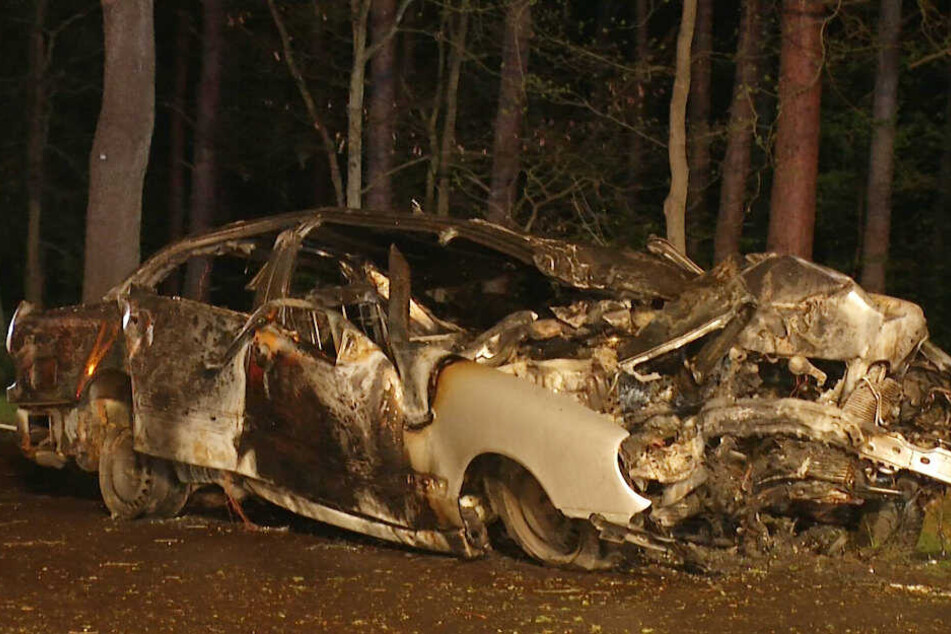 Das Auto brannte vollständig aus.